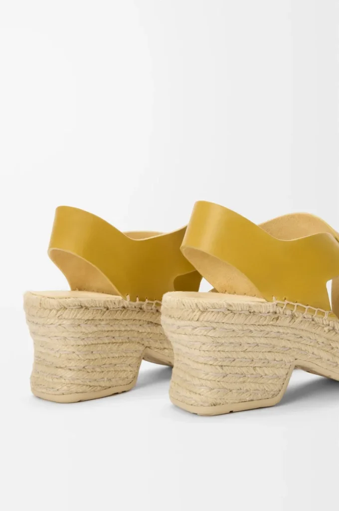 Sandales à plateforme espadrilles à bout pétale en cuir de veau tanné végétal Ocre