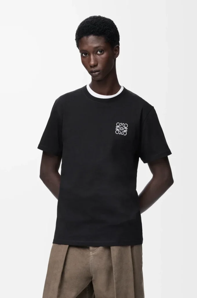 T-shirt coupe classique en coton noir T-shirt coupe classique en coton noir