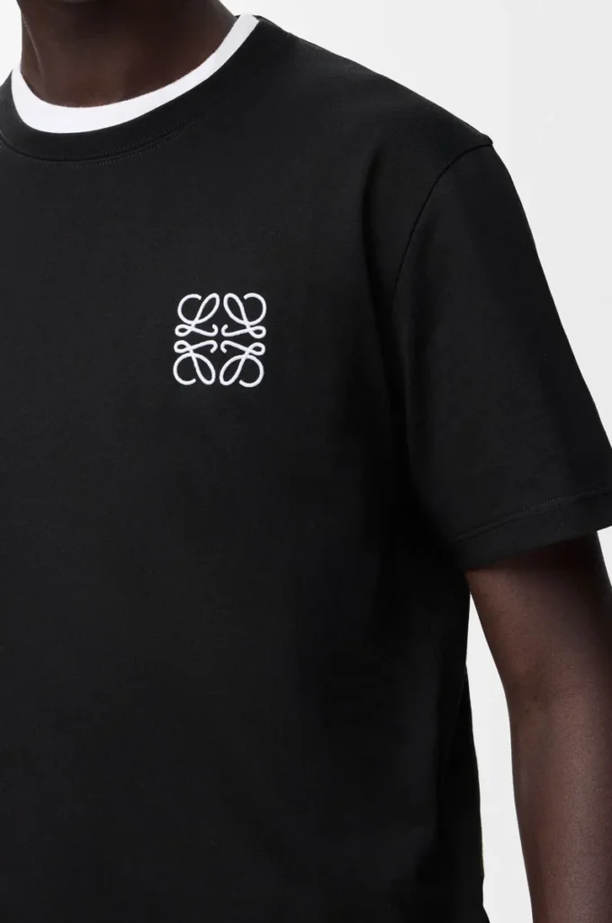 T-shirt coupe classique en coton noir T-shirt coupe classique en coton noir