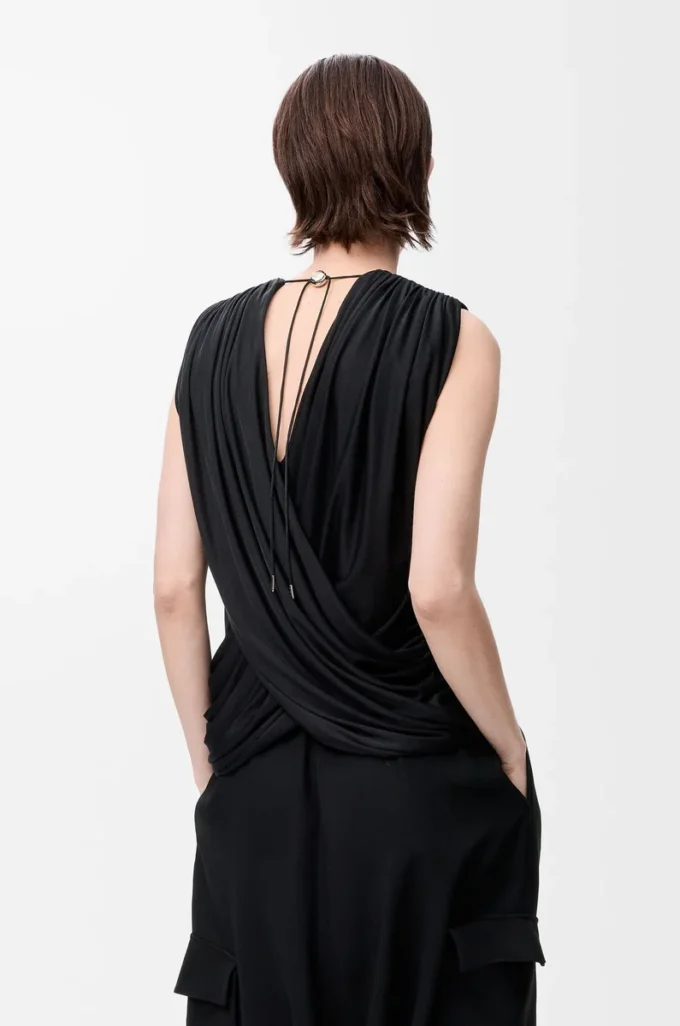 Top drapé en soie noir