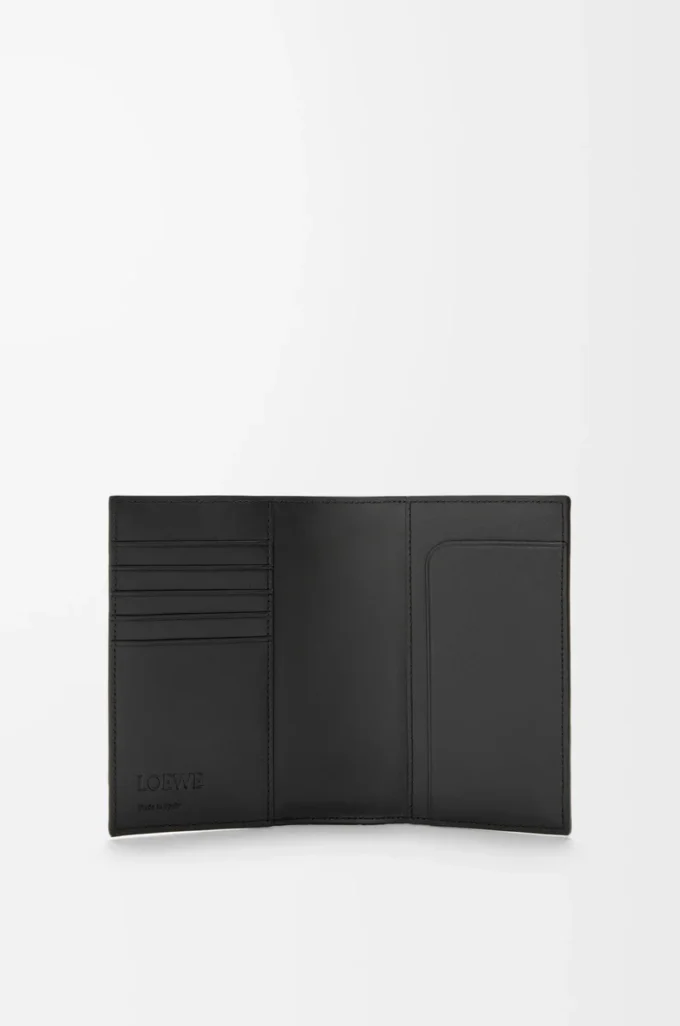 Étui passeport Puzzle en cuir de veau grainé souple Noir