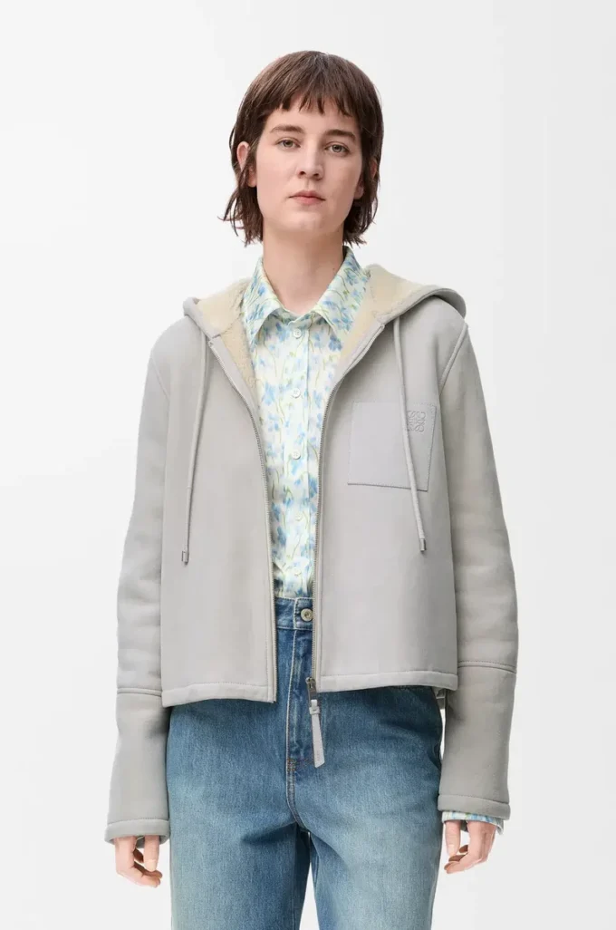 Veste à capuche en peau lainée gris clair chiné