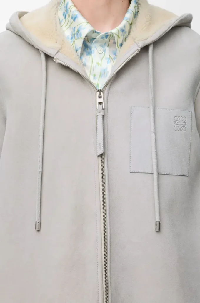 Veste à capuche en peau lainée gris clair chiné