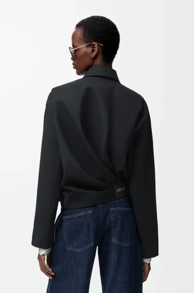 Veste drapée en laine noire